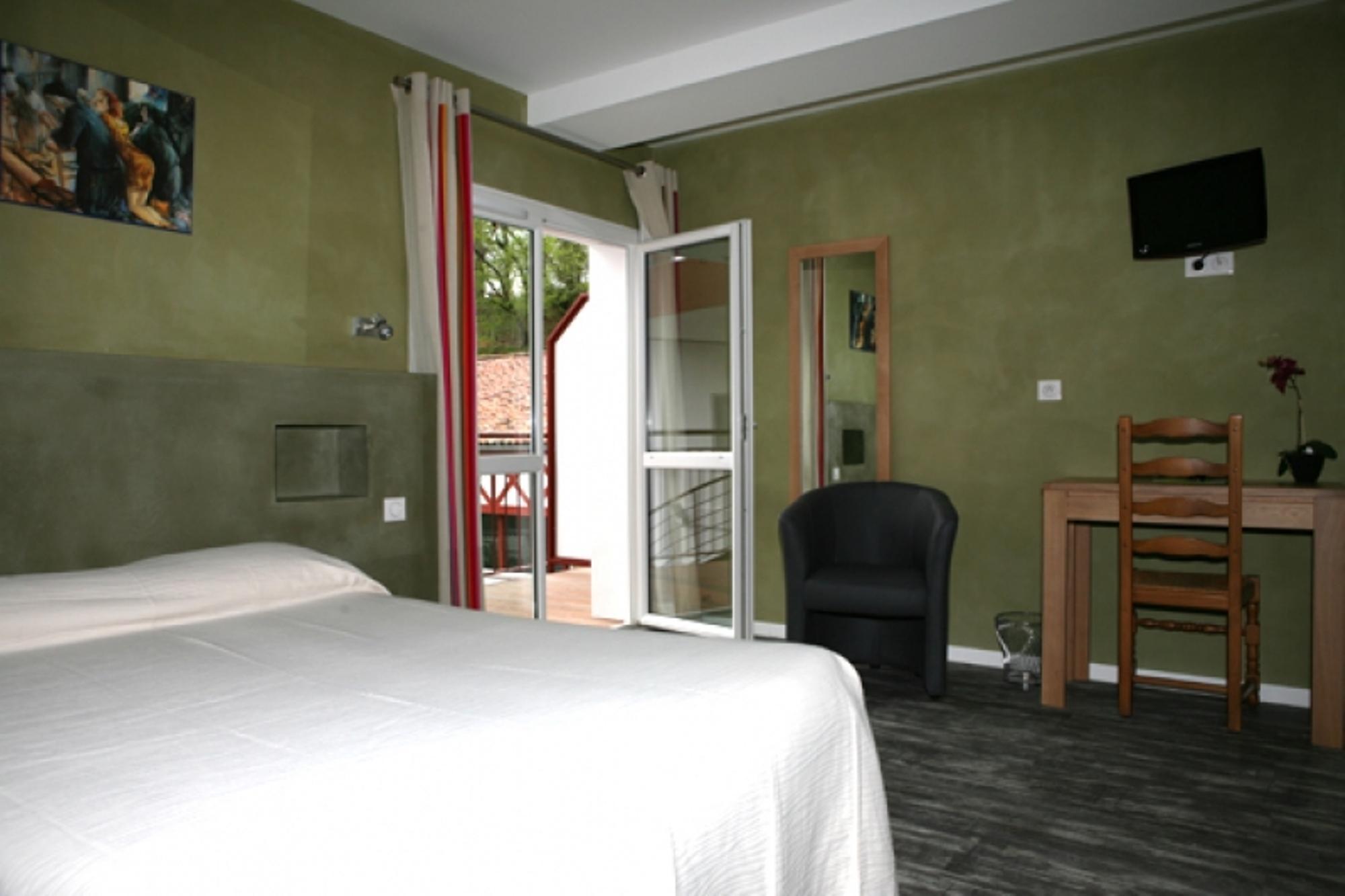 Logis Hotel Ur-Hegian ไอนัว ภายนอก รูปภาพ