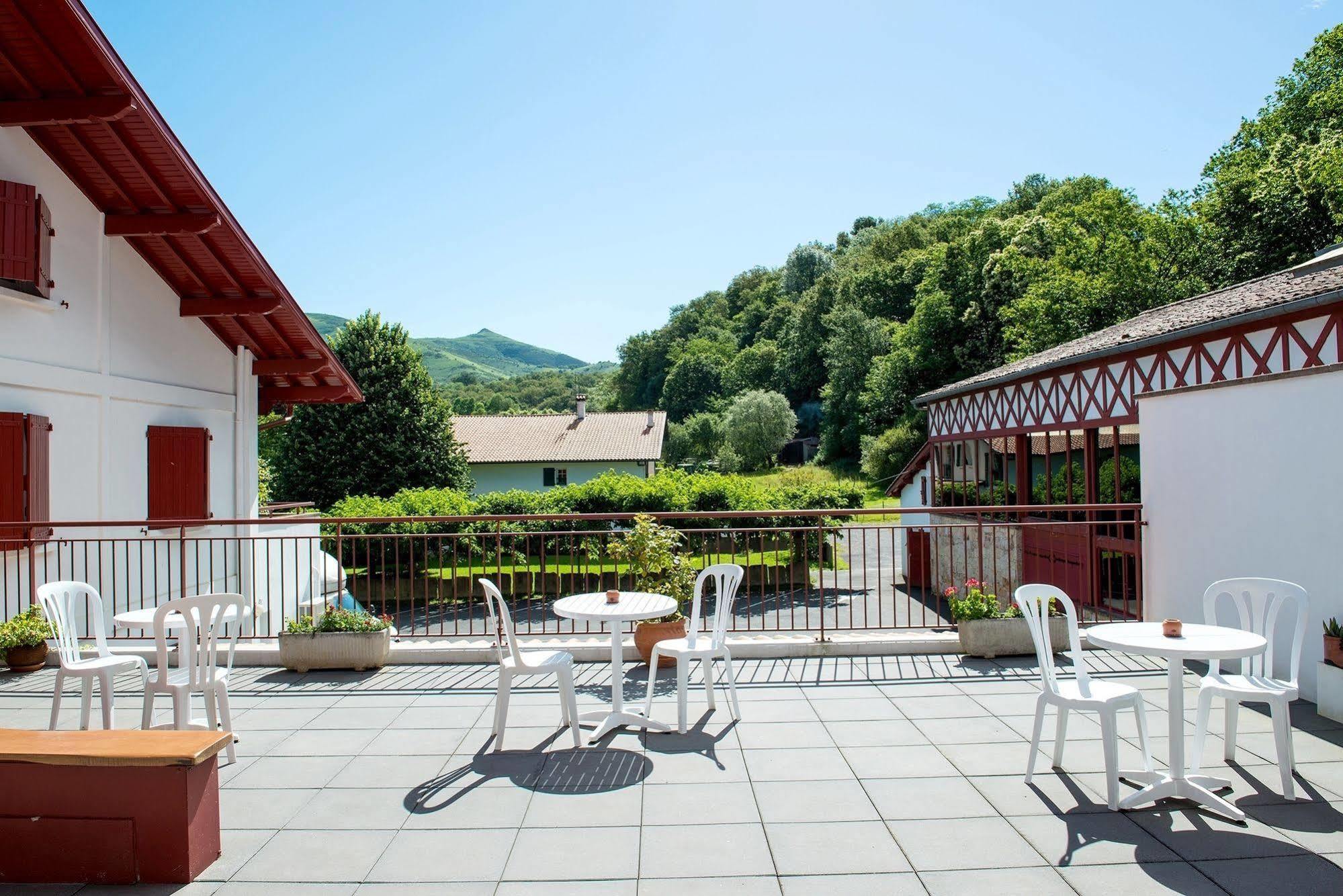 Logis Hotel Ur-Hegian ไอนัว ภายนอก รูปภาพ