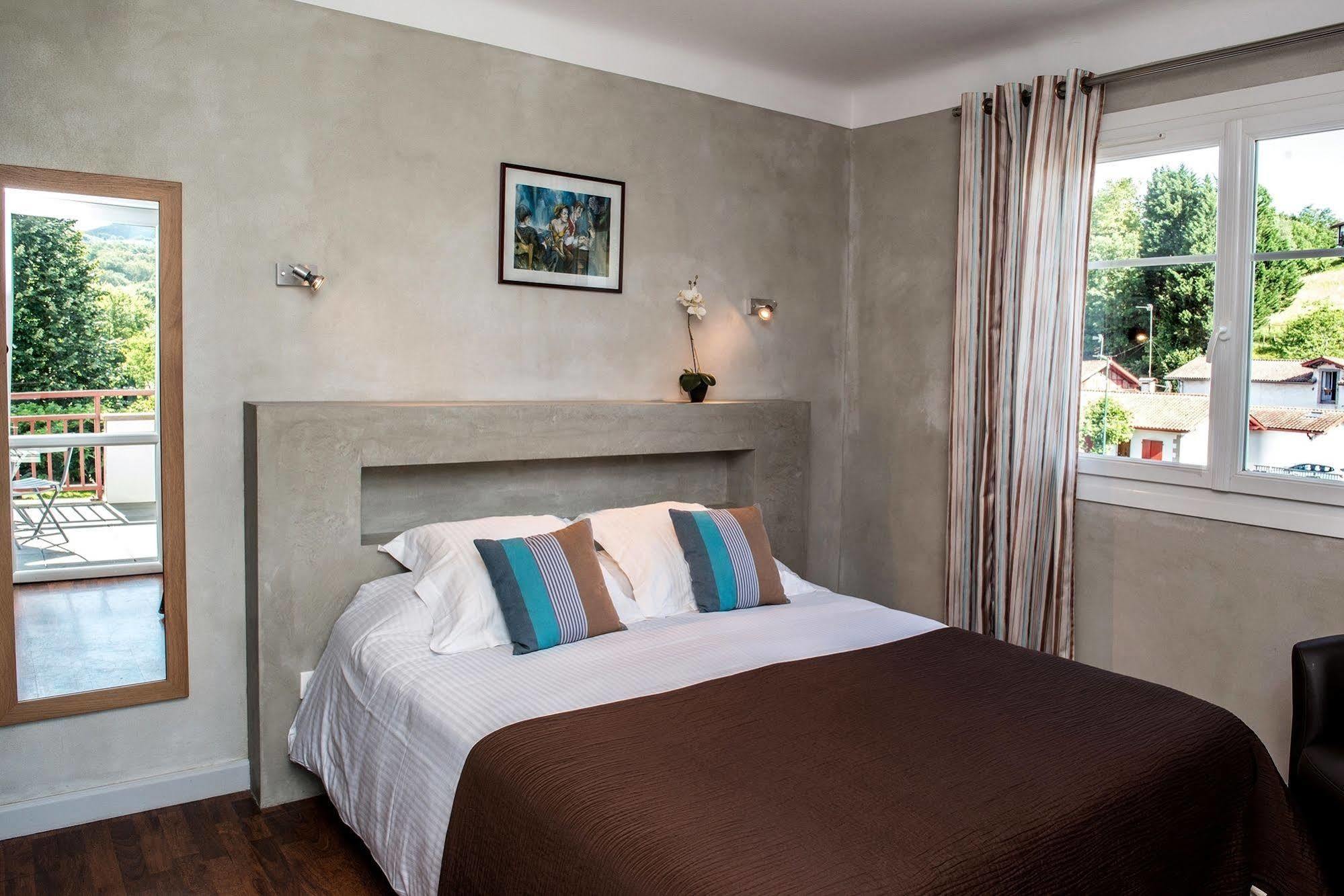 Logis Hotel Ur-Hegian ไอนัว ภายนอก รูปภาพ