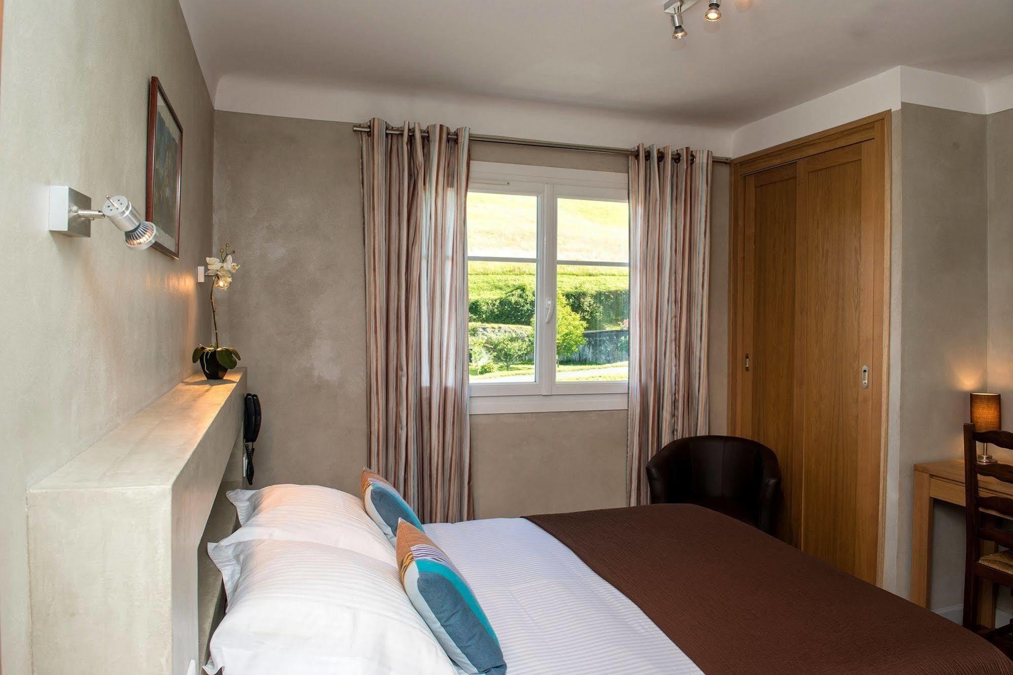 Logis Hotel Ur-Hegian ไอนัว ภายนอก รูปภาพ