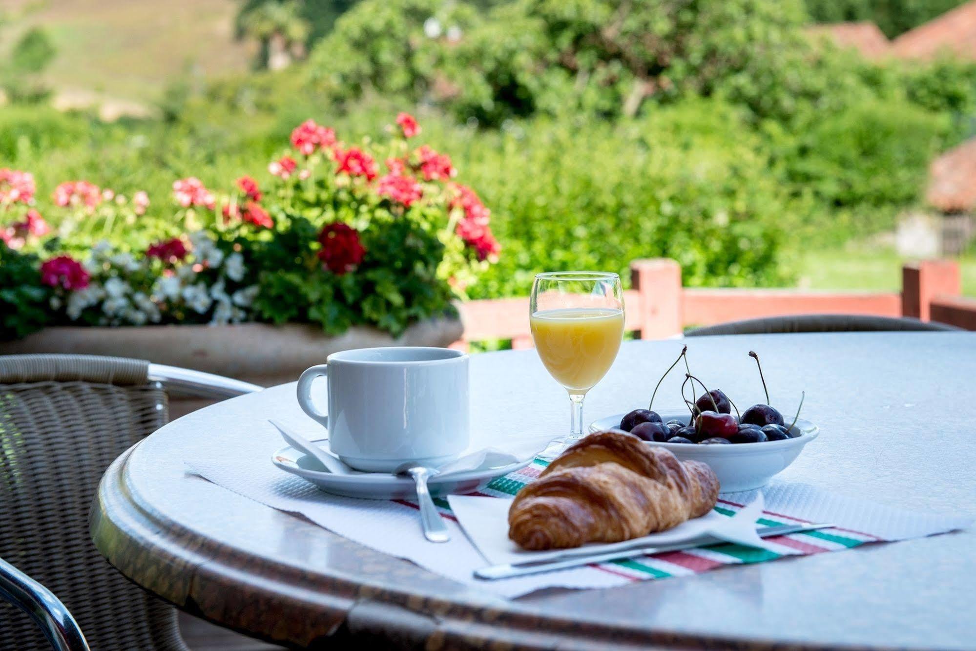 Logis Hotel Ur-Hegian ไอนัว ภายนอก รูปภาพ