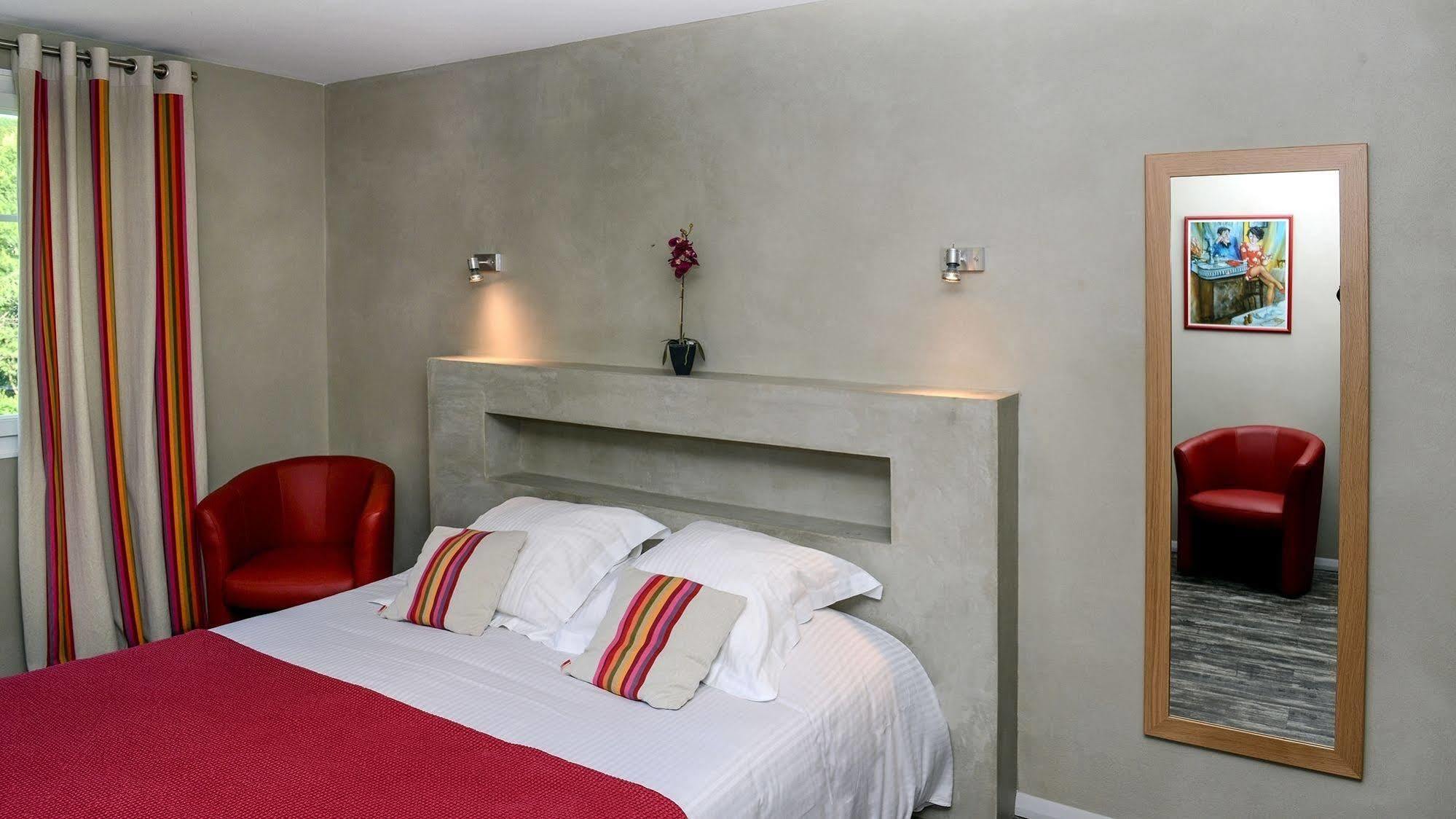 Logis Hotel Ur-Hegian ไอนัว ภายนอก รูปภาพ